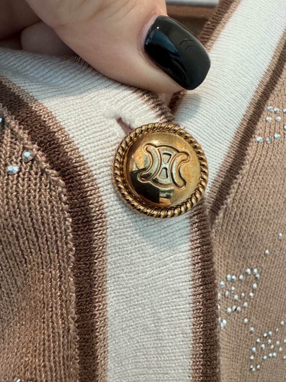 Gucci Crystals
Embroidered GG Jacquard
Cardigan in Camel. - Picture 3 of 7